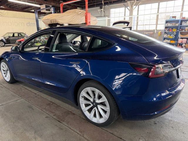 Used 2022 Tesla Model 3 Standard Range image 2