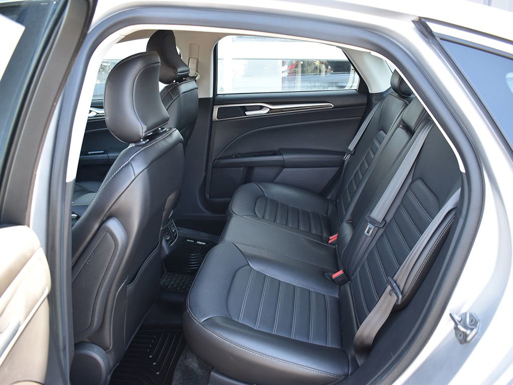 Used 2016 Ford Fusion SE w/ Equipment Group 202A image 6