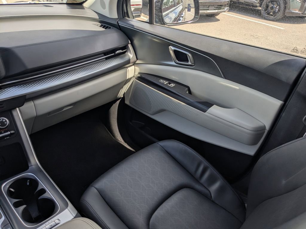 Used 2024 Kia Carnival LX image 20