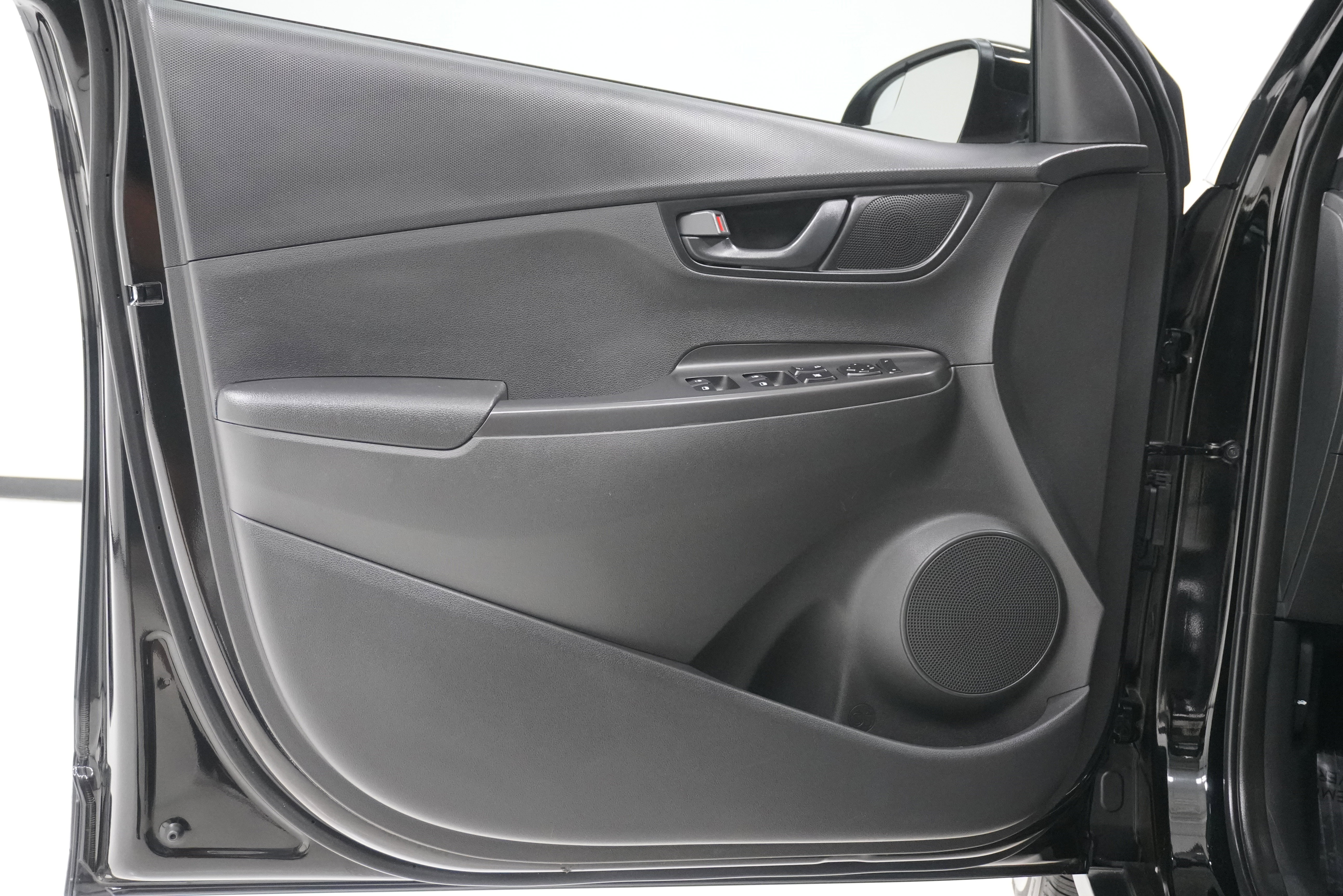 Used 2021 Hyundai Kona SE w/ Cargo Package image 13