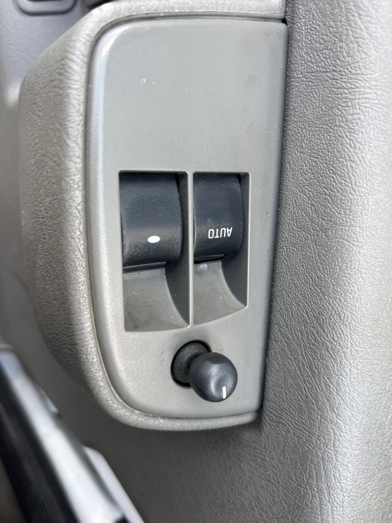 Used 2018 Chevrolet Express 3500 w/ Driver Convenience Package image 27