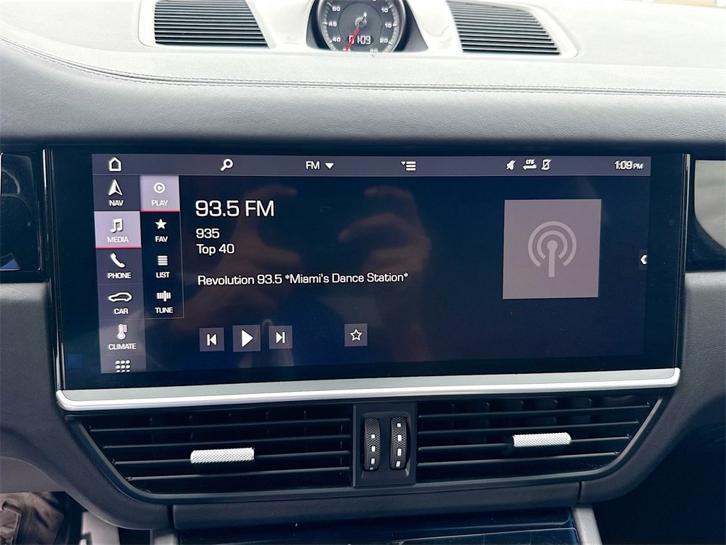 Used 2019 Porsche Cayenne Turbo w/ Premium Plus Package image 16