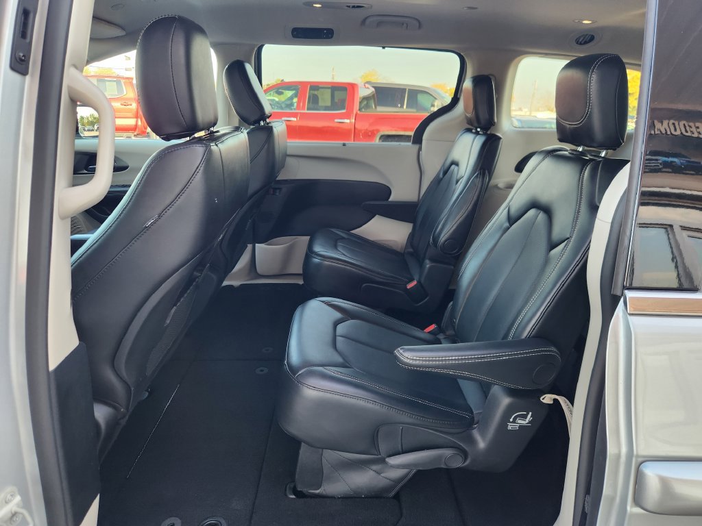 Used 2024 Chrysler Pacifica Touring-L FWD image 18