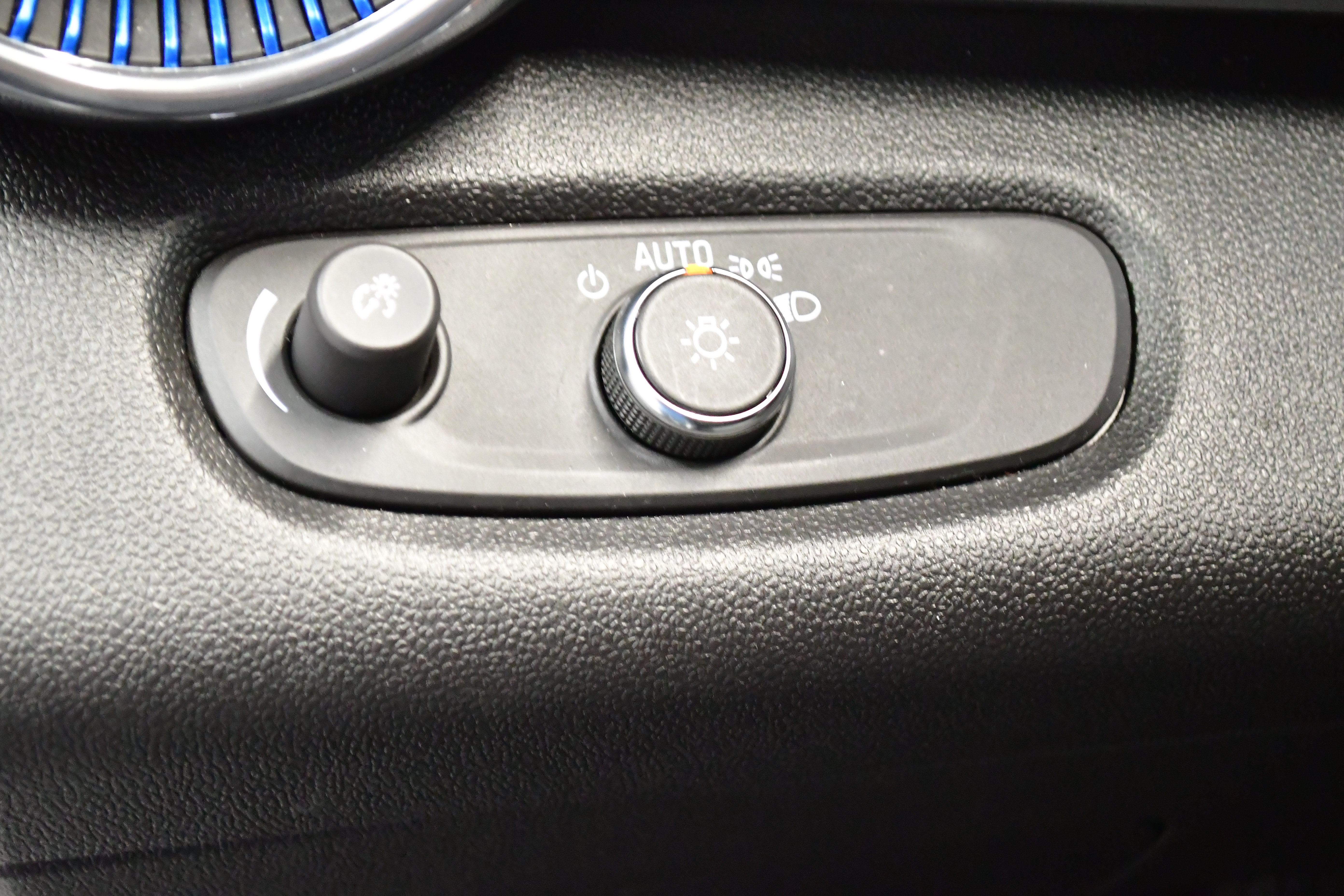 Used 2025 Chevrolet Trax LT w/ LT Convenience Package FWD image 13