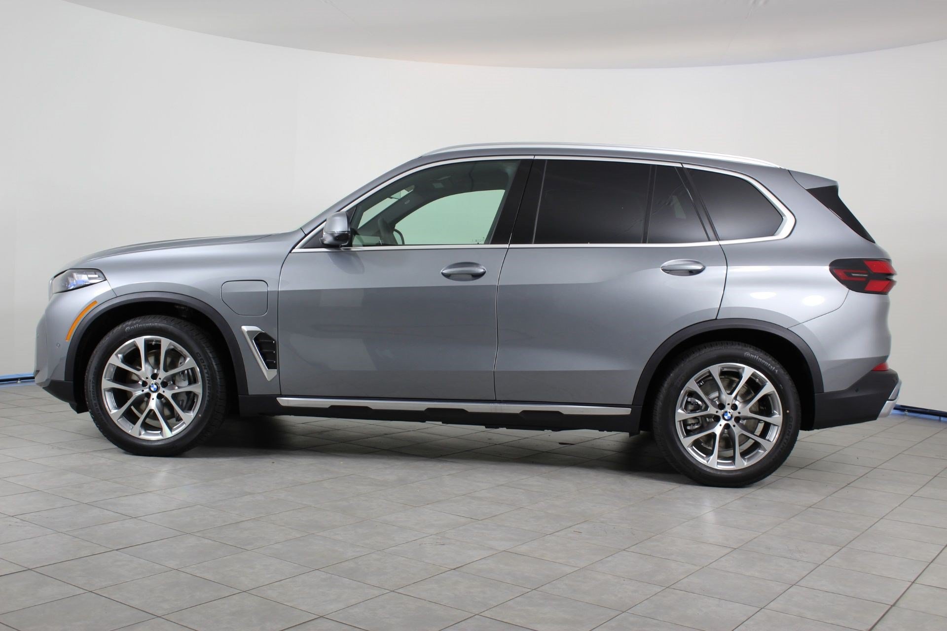 New 2026 BMW X5 xDrive50e w/ Executive Package AWD/4WD image 2
