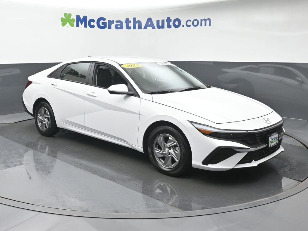 Used 2025 Hyundai Elantra SE image 2