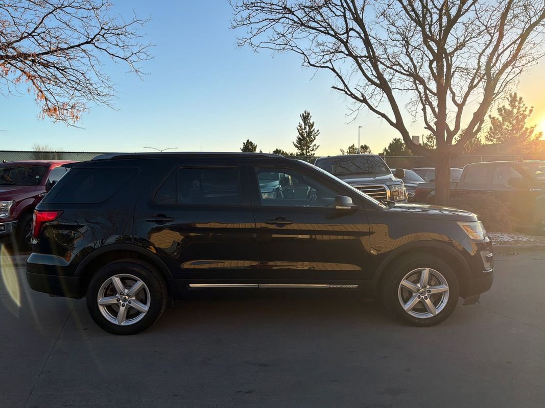 Used 2017 Ford Explorer XLT w/ Equipment Group 202A image 4