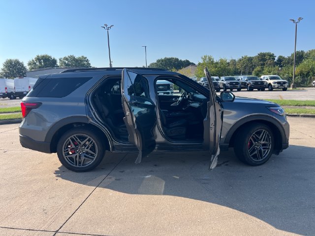 Used 2025 Ford Explorer ST w/ Sun And Sound Package AWD/4WD image 13
