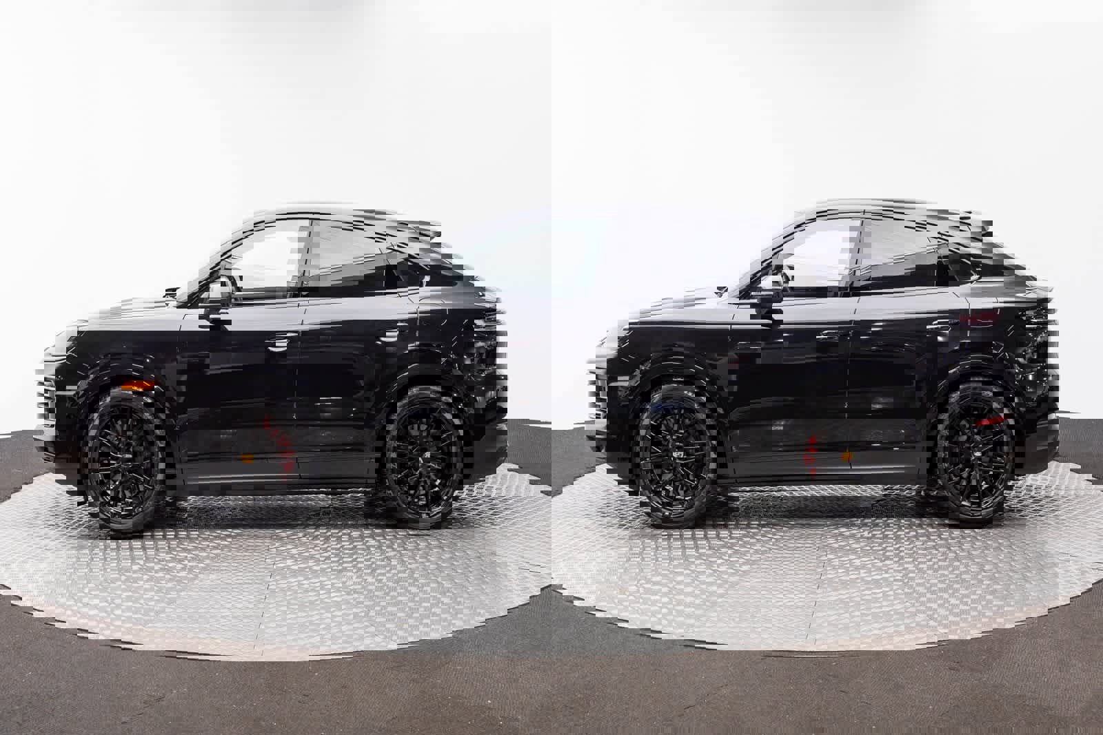 Used 2024 Porsche Cayenne S image 3