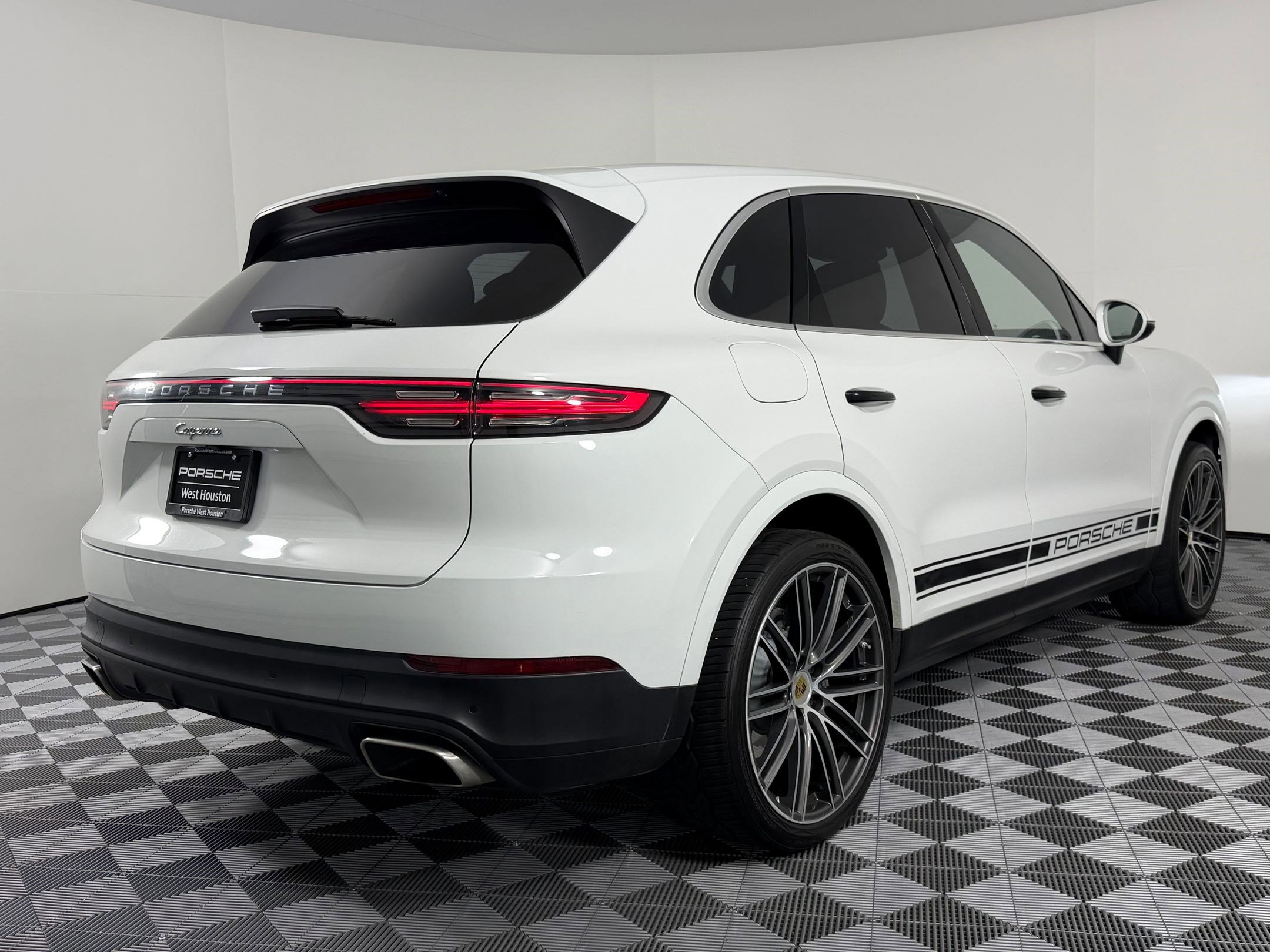 Used 2022 Porsche Cayenne image 9