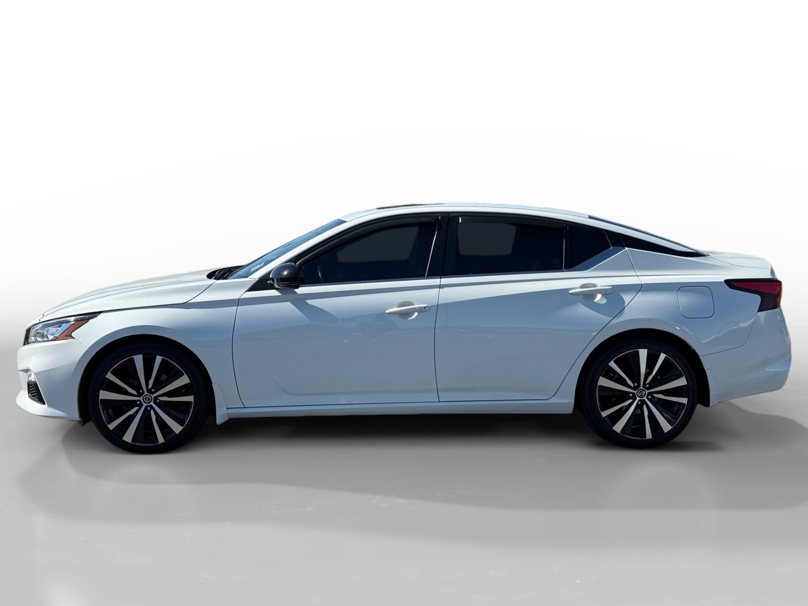 Used 2022 Nissan Altima 2.0 SR FWD image 2