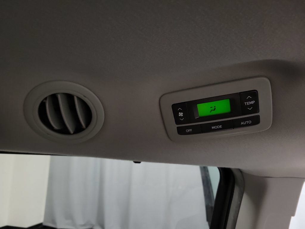Used 2014 Toyota Sienna LE FWD image 28