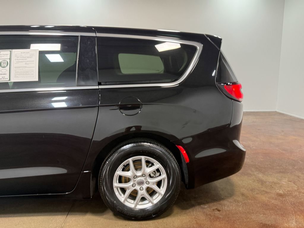 Used 2024 Chrysler Pacifica Touring-L image 5