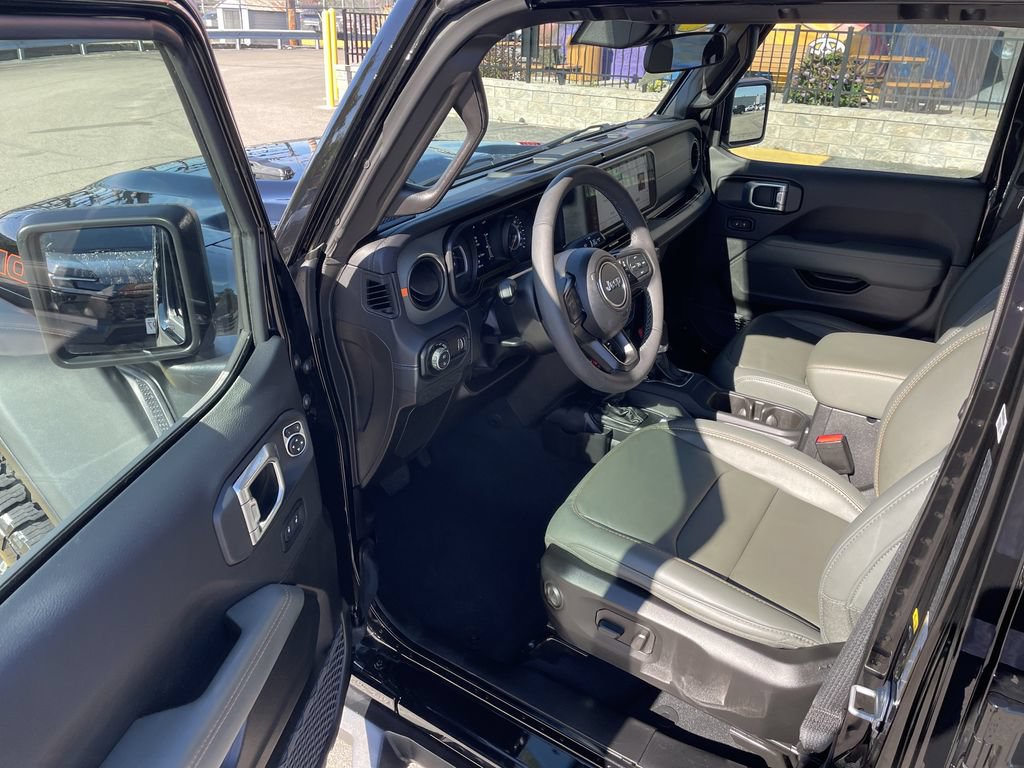 Certified 2025 Jeep Gladiator Mojave w/ Convenience Group AWD/4WD image 14