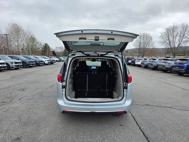 Used 2024 Chrysler Pacifica Touring-L FWD image 10