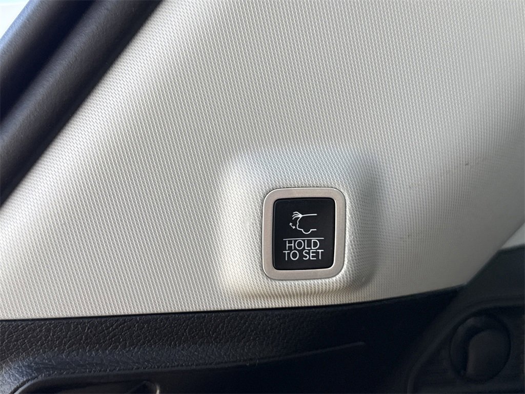 Used 2023 Jeep Grand Cherokee Laredo w/ Luxury Tech Group I image 14