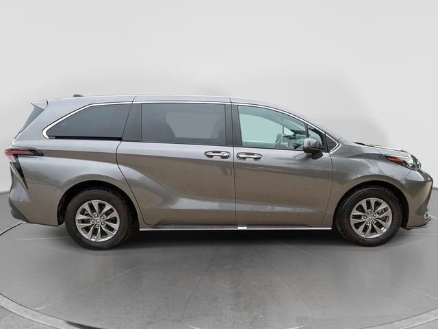 Used 2024 Toyota Sienna XLE FWD image 2