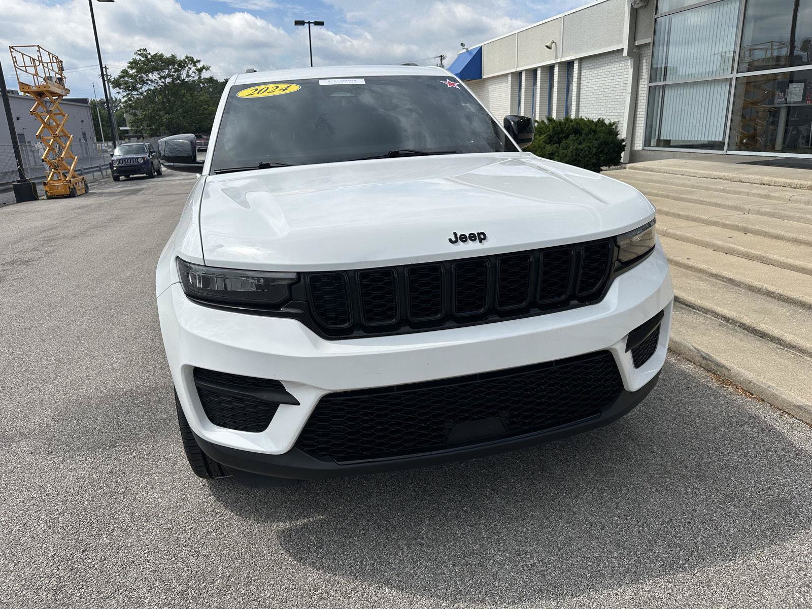 Used 2024 Jeep Grand Cherokee Altitude AWD/4WD image 4