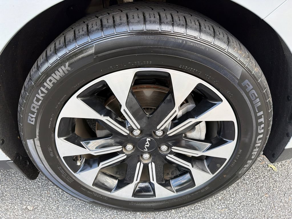 Used 2024 Kia Carnival EX FWD image 12