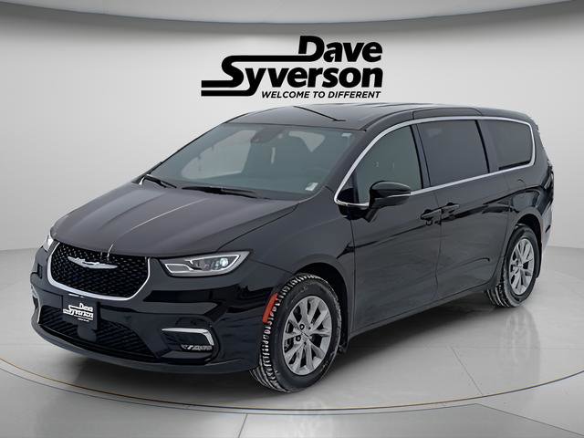 Used 2025 Chrysler Pacifica Select