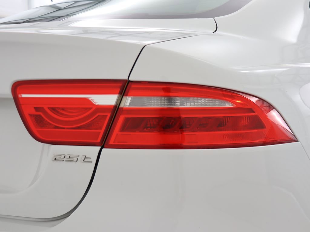 Used 2017 Jaguar XE Premium image 12