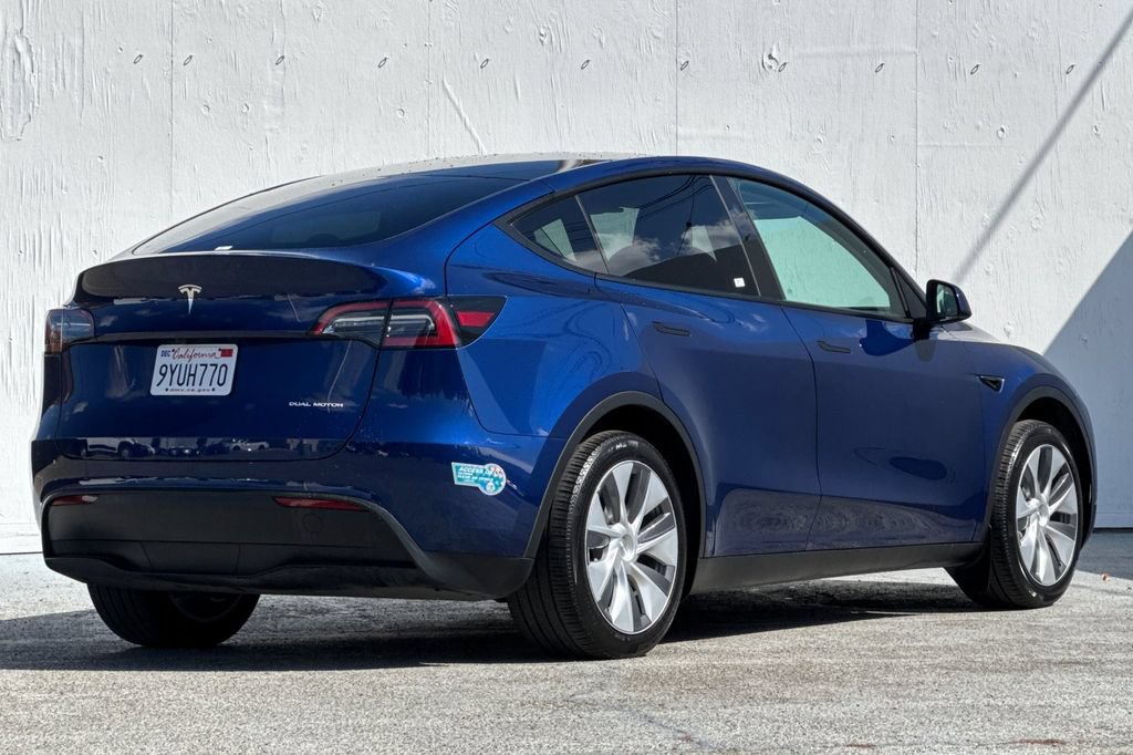 Used 2024 Tesla Model Y Long Range AWD/4WD image 3