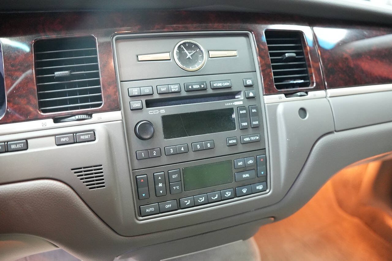 Used 2011 Lincoln Town Car Signature Limited RWD image 13