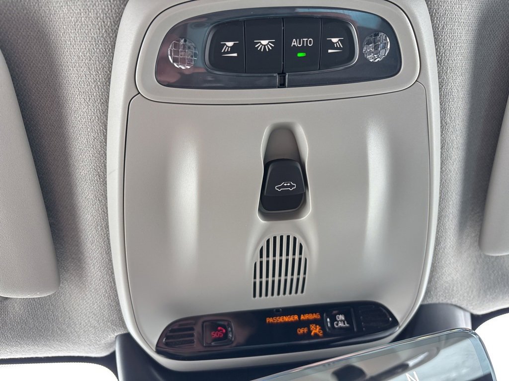 Used 2021 Volvo XC40 T5 Momentum w/ Premium Package image 27