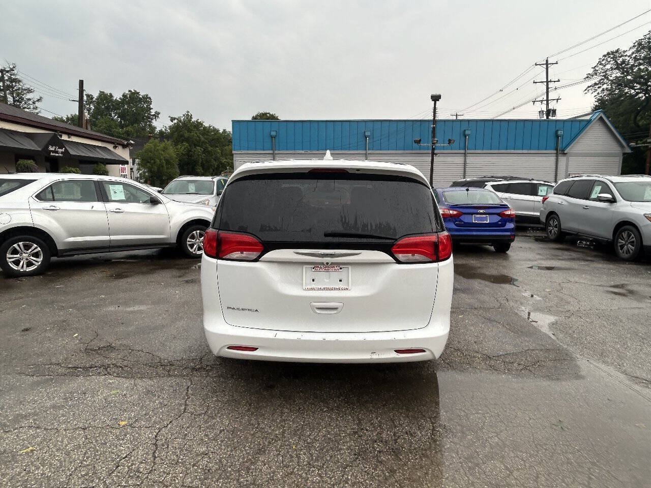 Used 2017 Chrysler Pacifica LX FWD image 12