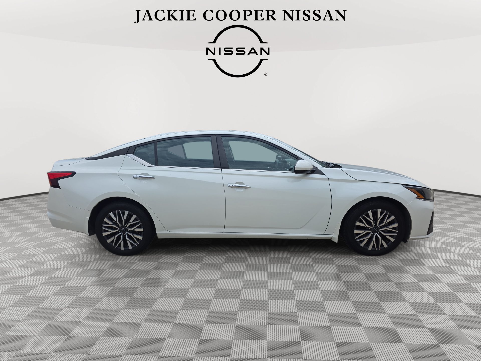 Used 2023 Nissan Altima 2.5 SV FWD image 4