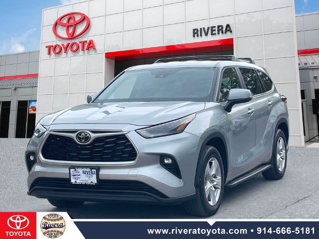 Used 2023 Toyota Highlander LE FWD image 4