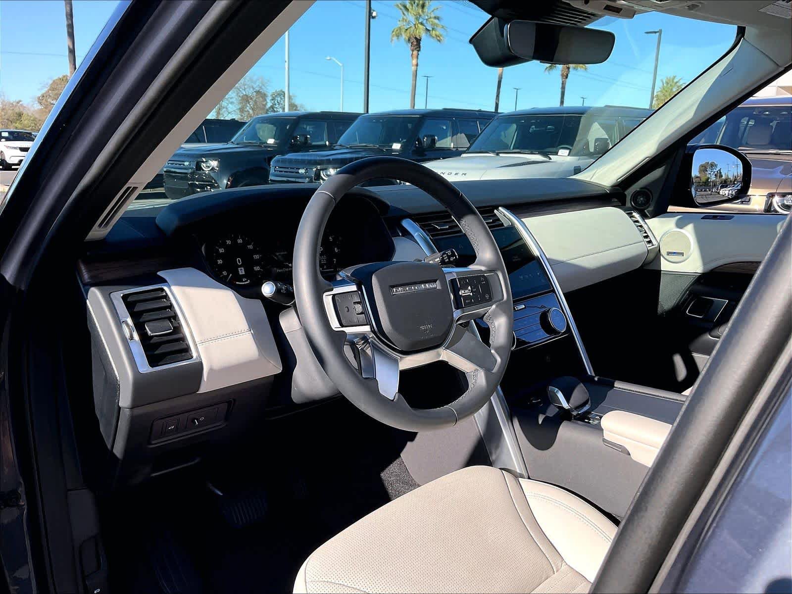 Used 2025 Land Rover Discovery S AWD/4WD image 17