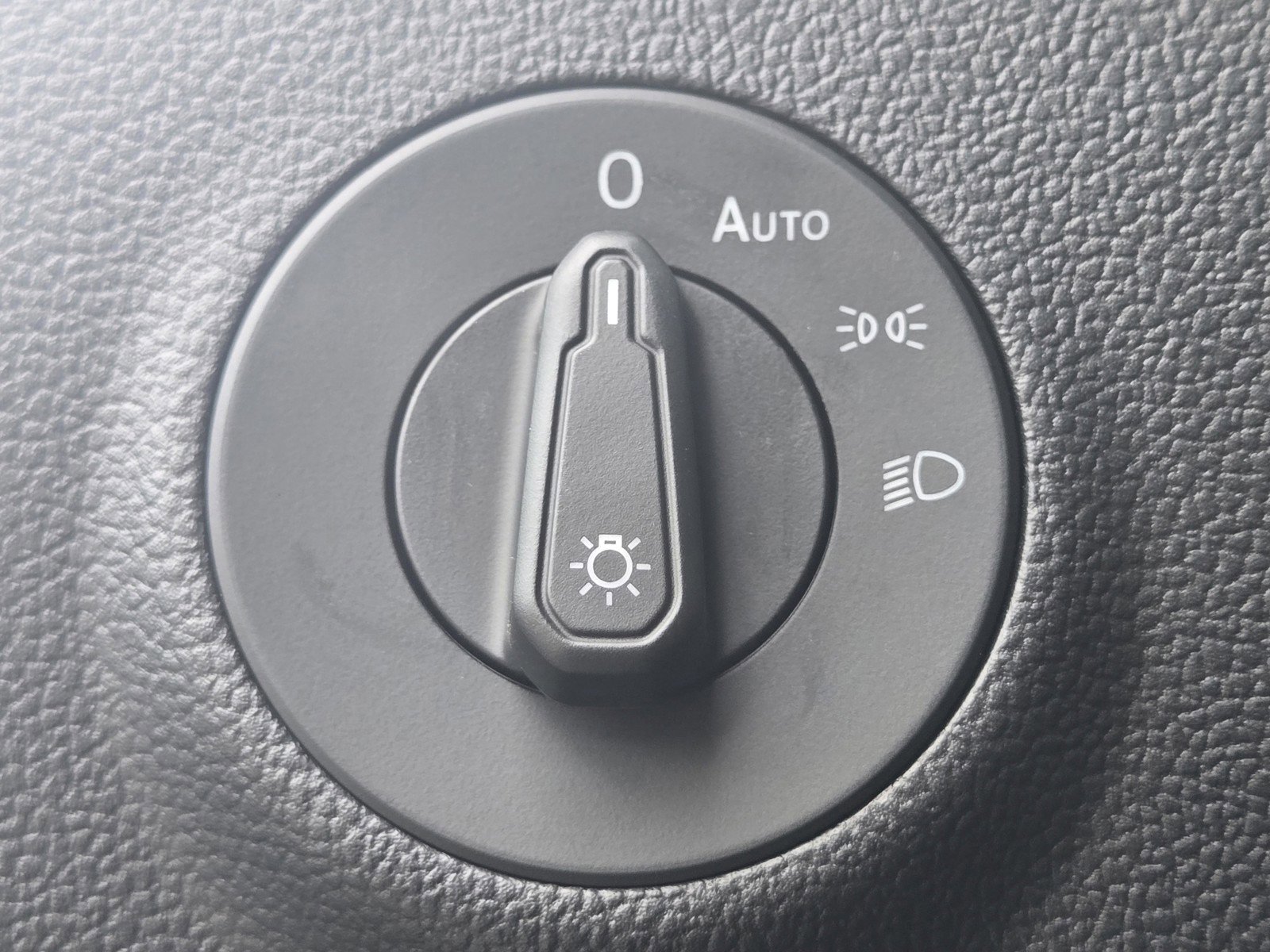 Used 2024 Volkswagen Taos SE image 19