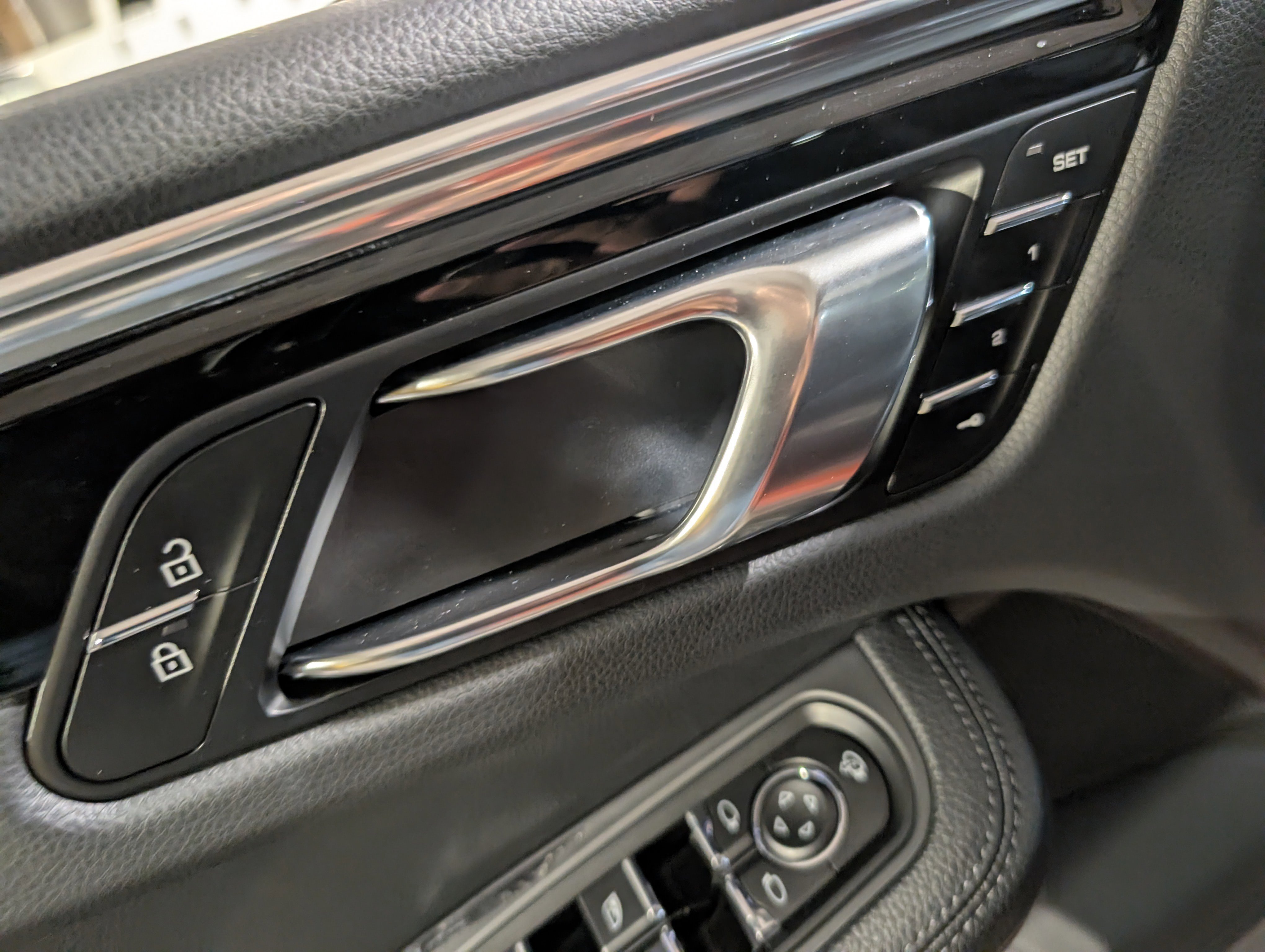 Certified 2025 Porsche Macan image 20