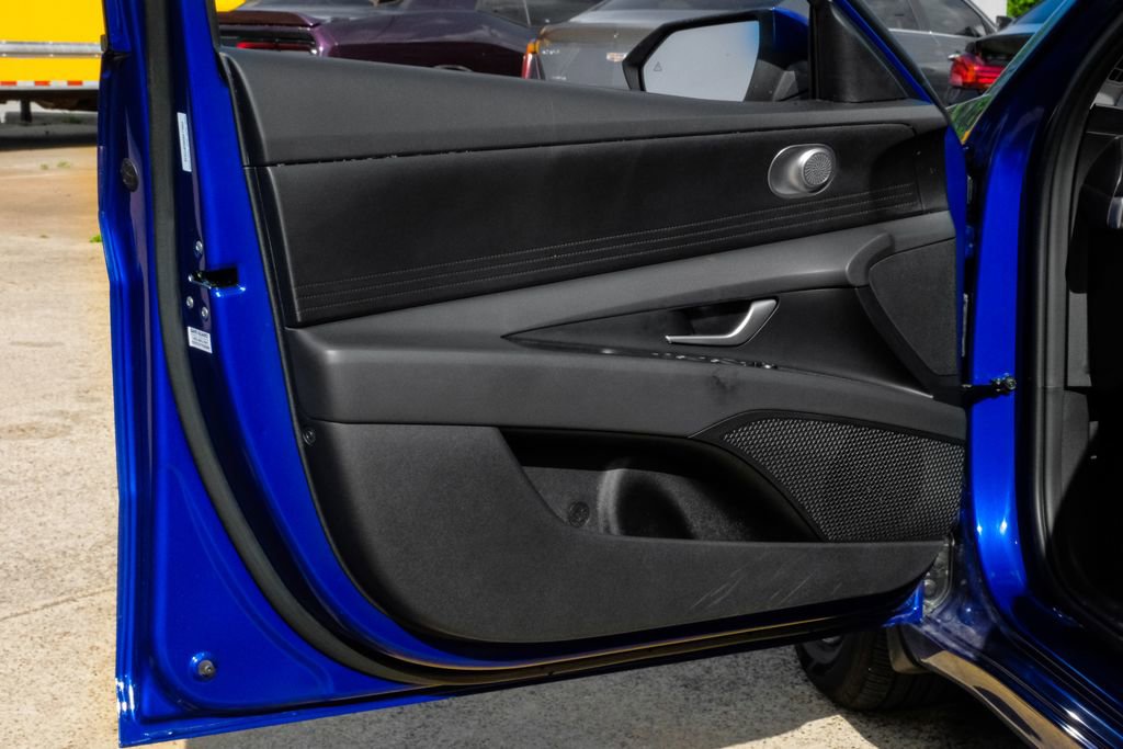 Used 2025 Hyundai Elantra SE image 41