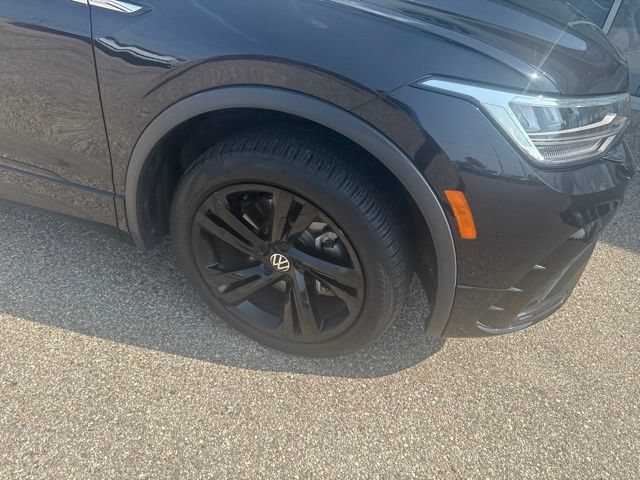 Used 2023 Volkswagen Tiguan SE R-Line AWD/4WD image 3