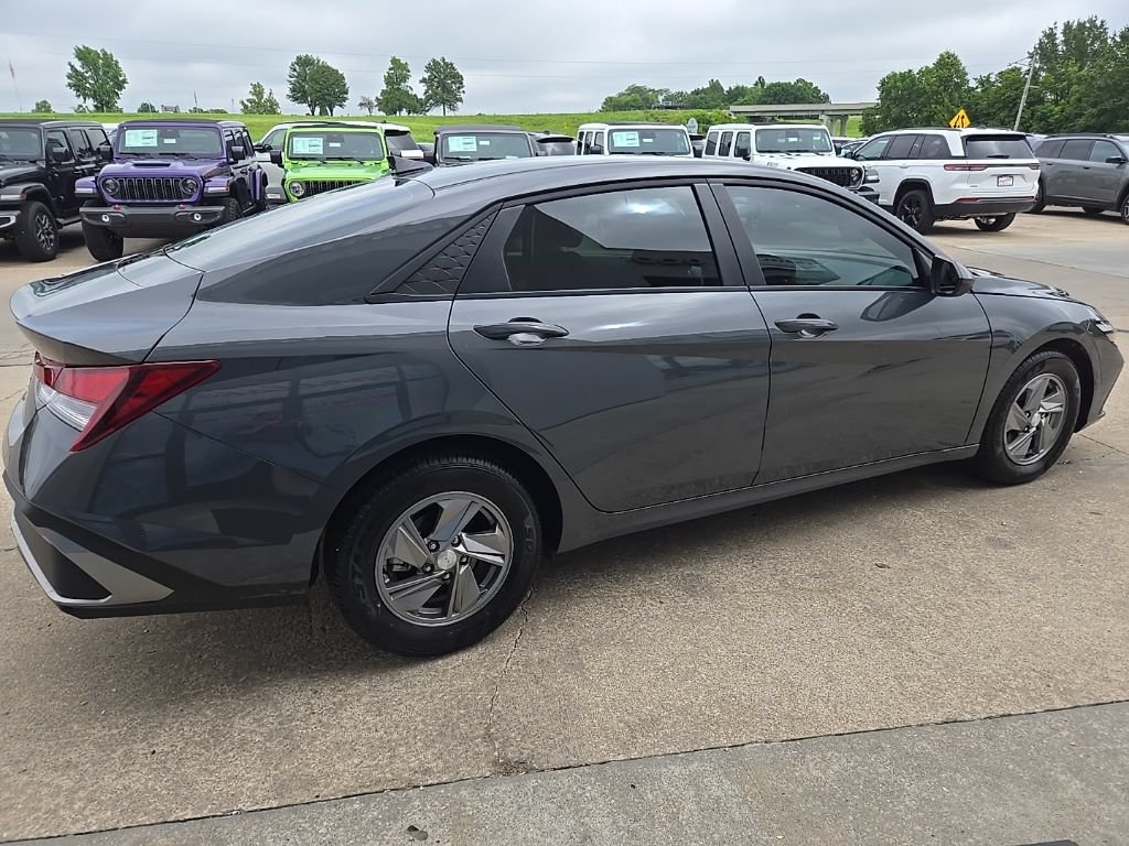 Used 2025 Hyundai Elantra SE FWD image 13