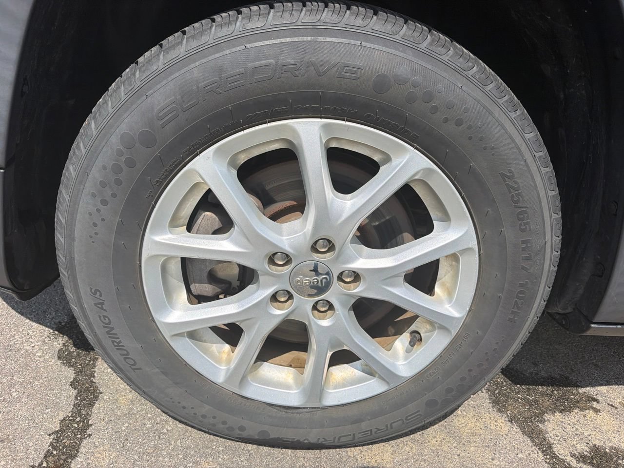 Used 2018 Jeep Cherokee Latitude Plus AWD/4WD image 24