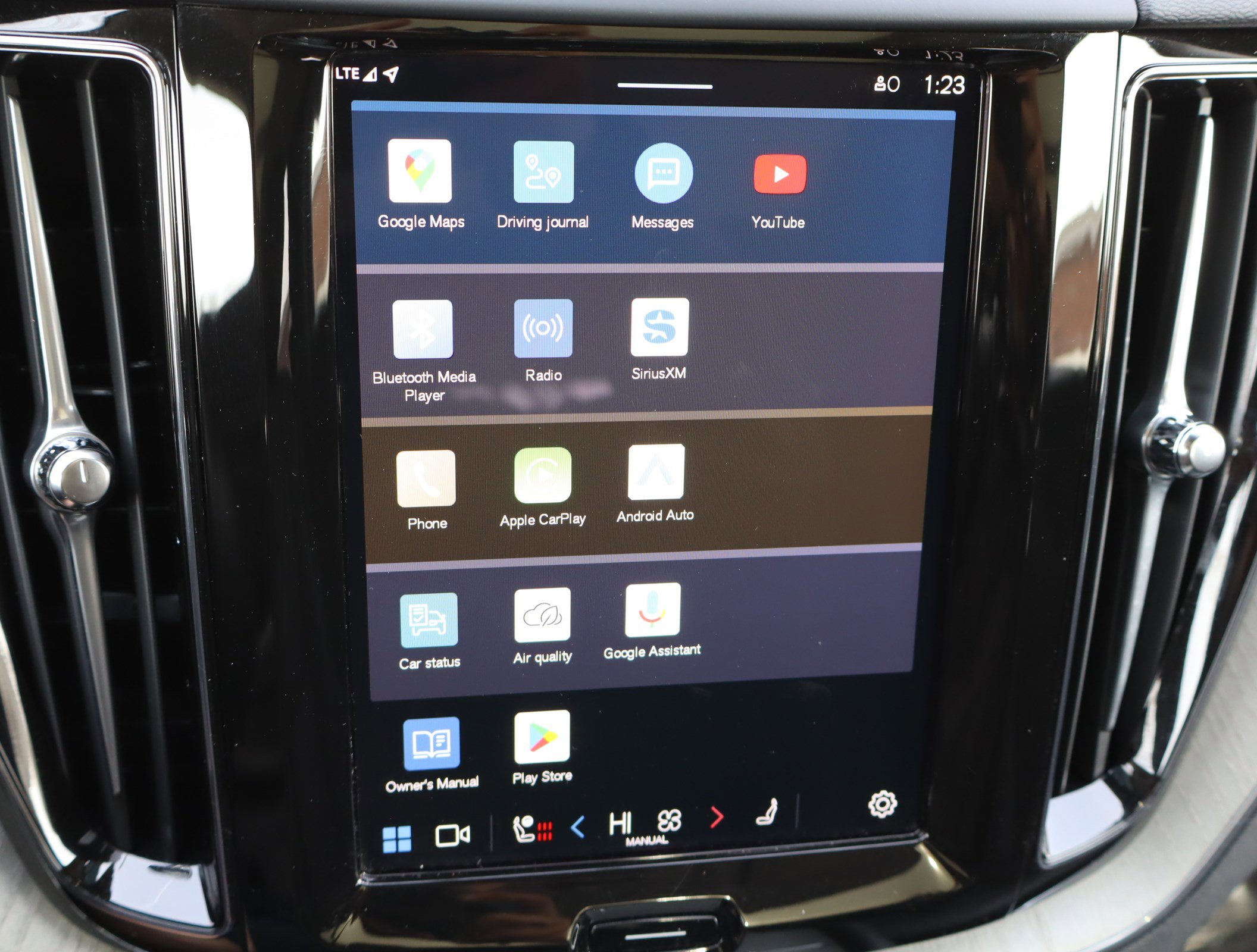 Used 2025 Volvo XC60 B5 Plus image 27