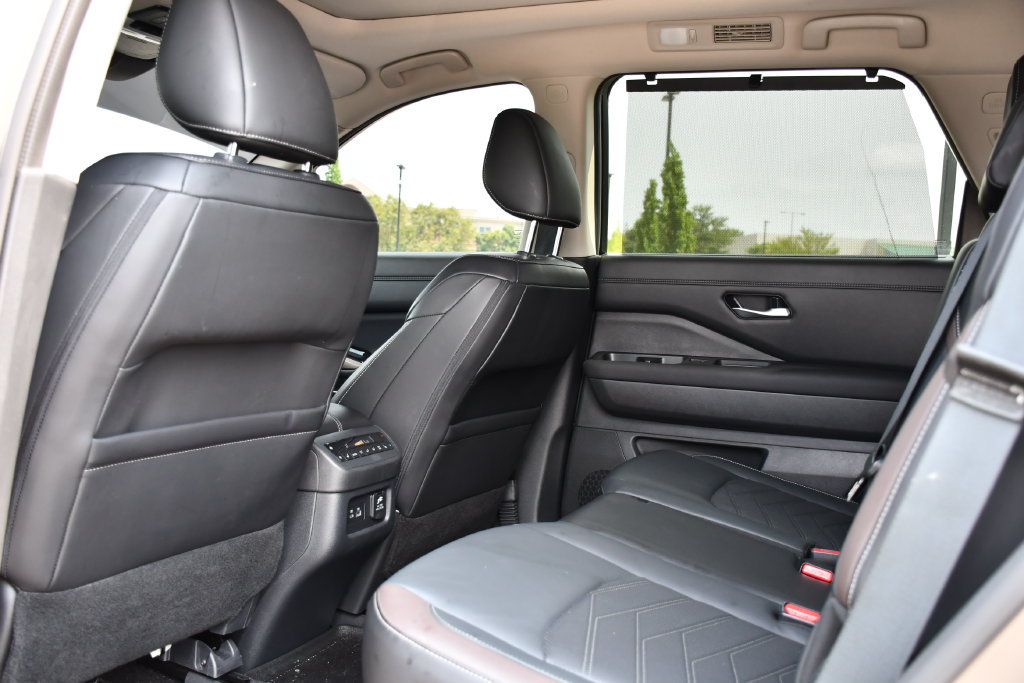 Used 2024 Nissan Pathfinder Platinum w/ Cargo Package AWD/4WD image 21
