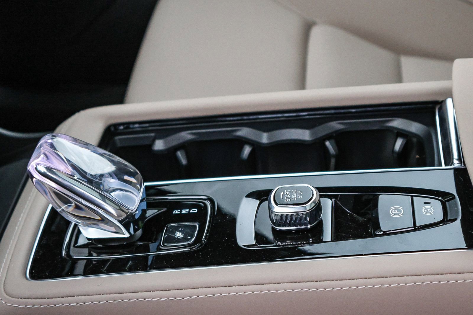 New 2025 Volvo XC90 B6 Core w/ Climate Package image 28