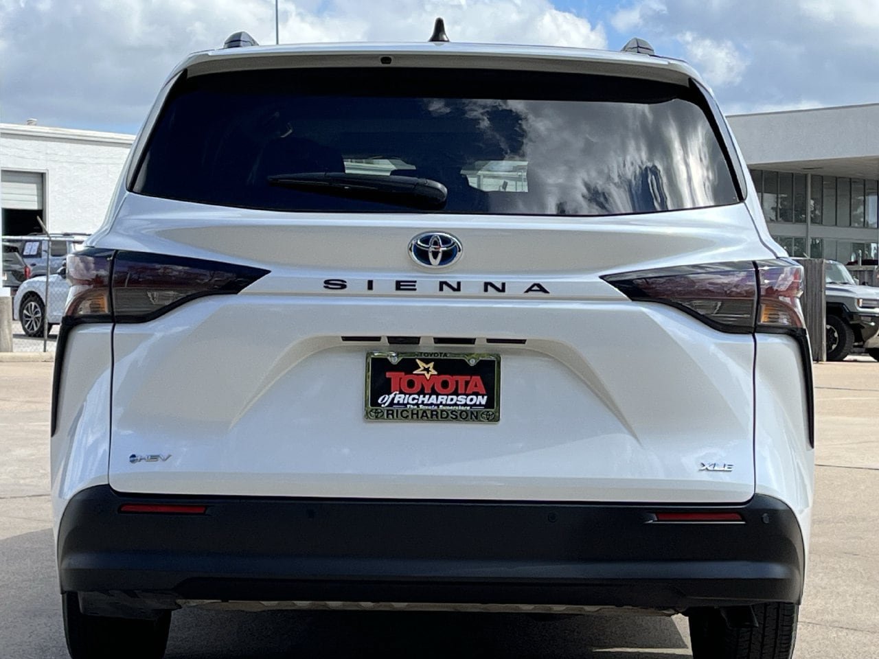 Used 2025 Toyota Sienna XLE FWD image 5