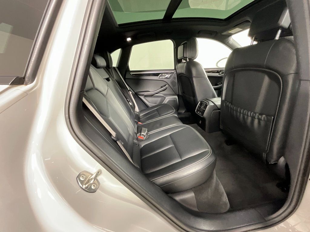 Used 2023 Porsche Macan Turbo image 23