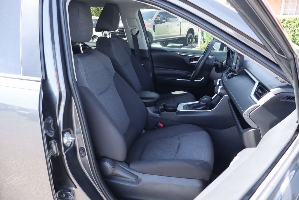 Used 2021 Toyota RAV4 XLE image 39