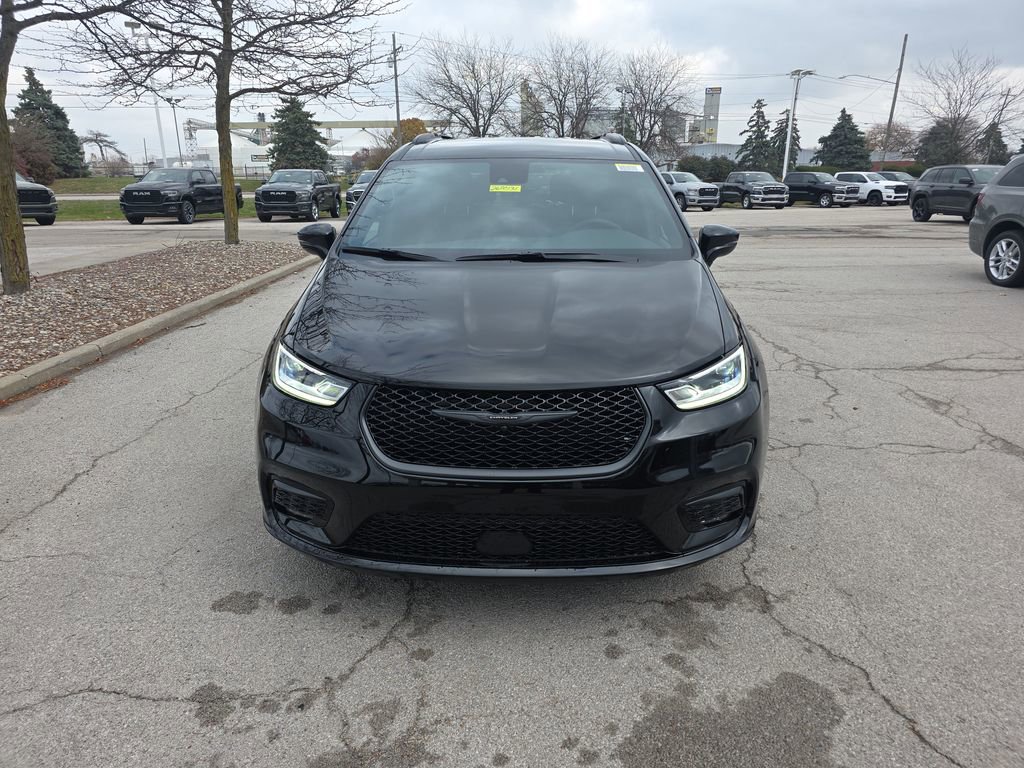 New 2026 Chrysler Pacifica Select image 2