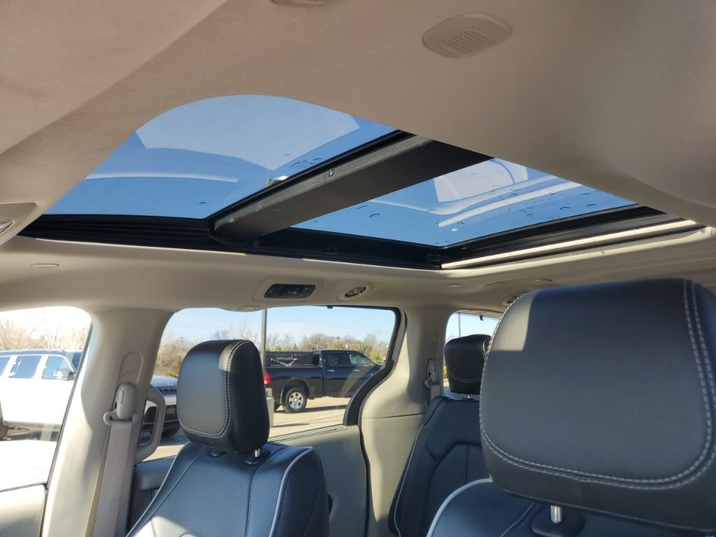 Used 2022 Chrysler Pacifica Limited image 27