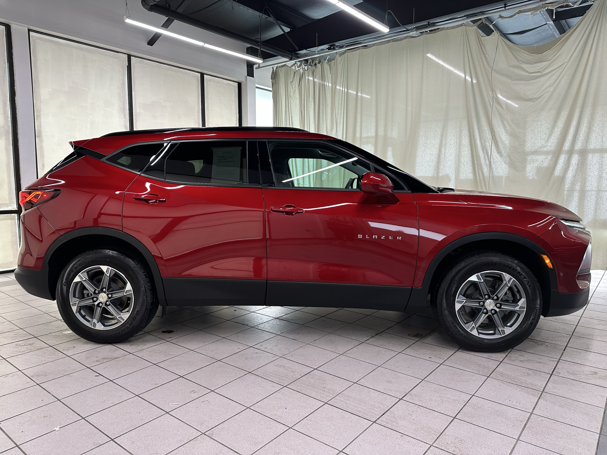 Used 2025 Chevrolet Blazer LT w/ Convenience Package FWD image 2