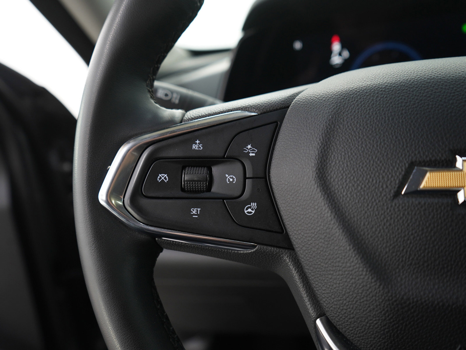 Used 2024 Chevrolet Trax LT w/ Sunroof Package image 24