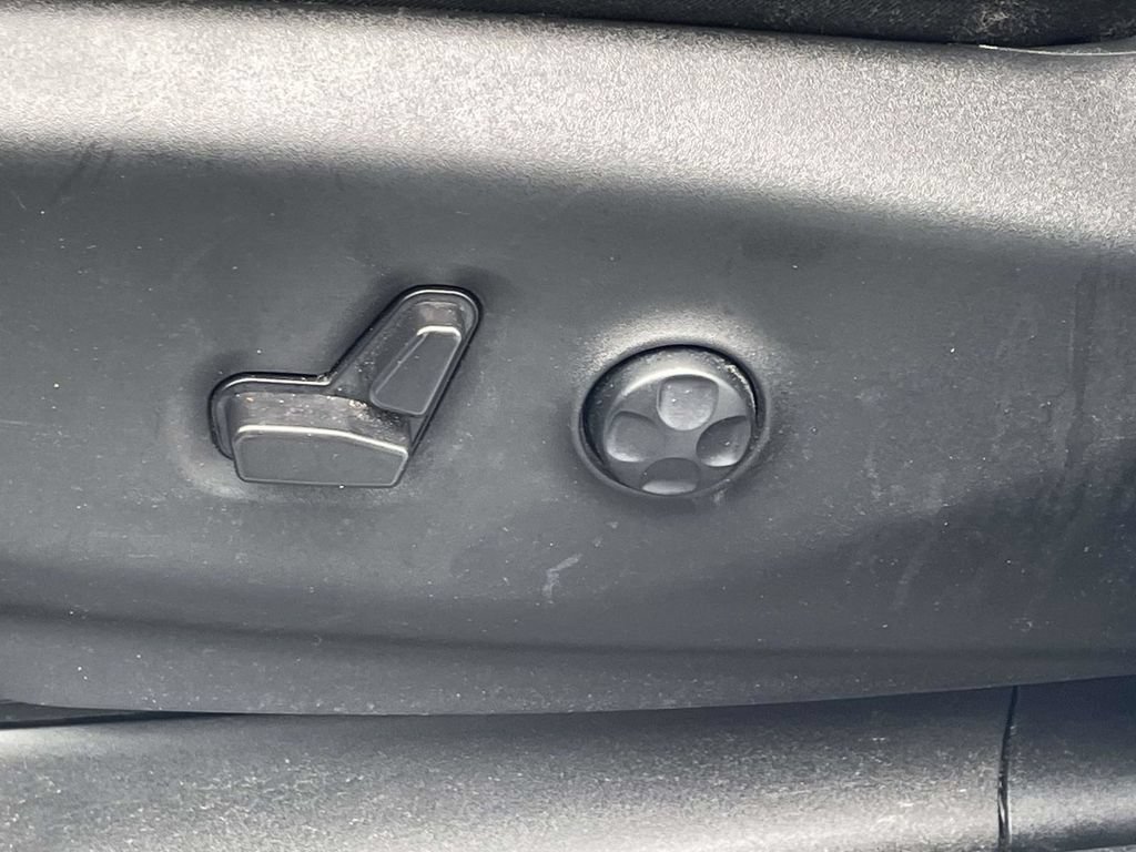Certified 2025 Chrysler Pacifica Limited FWD image 30