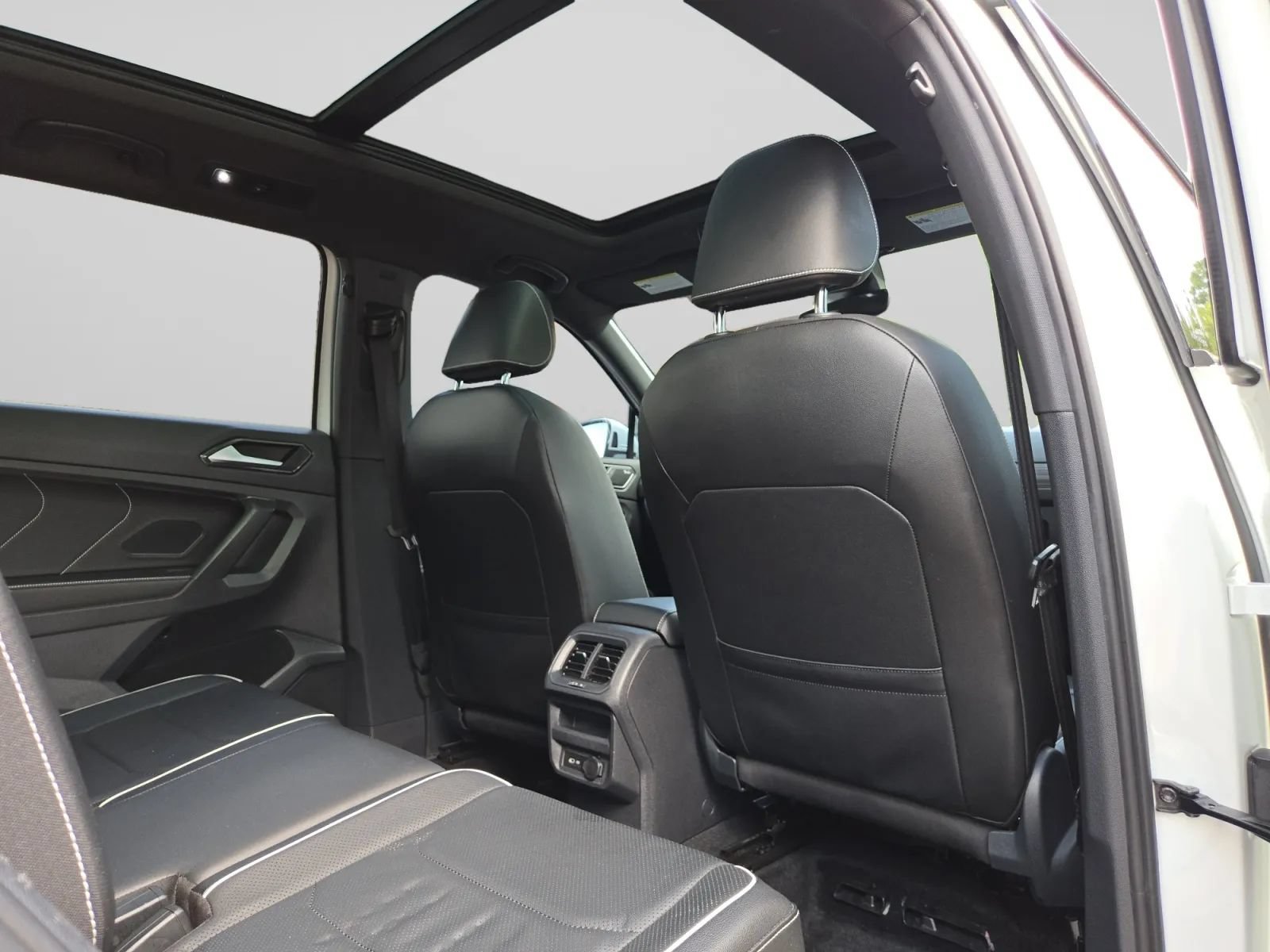 Used 2022 Volkswagen Tiguan SEL R-Line AWD/4WD image 29